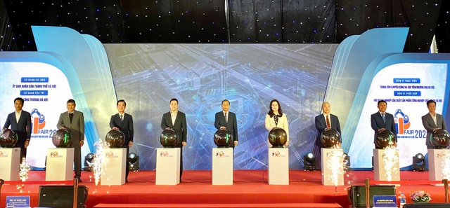 Các đại biểu cắt băng khai mạc Hội chợ. Ảnh: VGP/TL