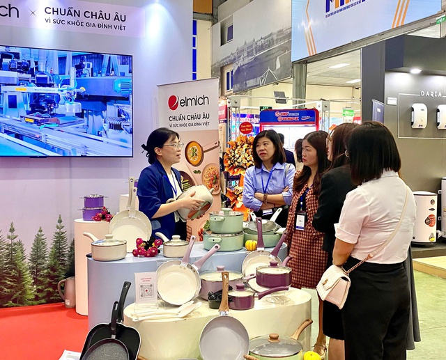 Khách tham quan gian hàng tại Hội chợ. Ảnh: VGP/TL