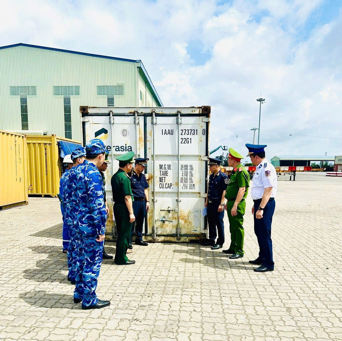 Lực lượng chức năng phát hiện, xử lý lô hàng vỏ đạn quân dụng nhập khẩu có dấu hiệu vi phạm.