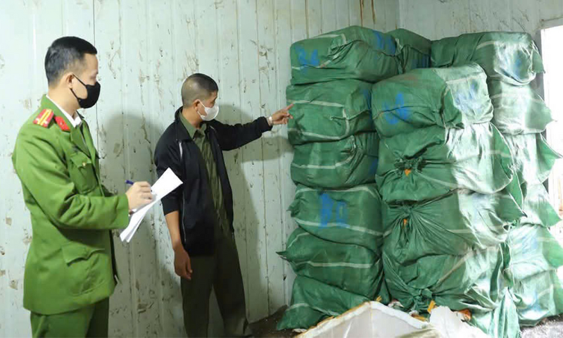 Phát hiện gần 2 tấn thực phẩm đông lạnh không rõ nguồn gốc