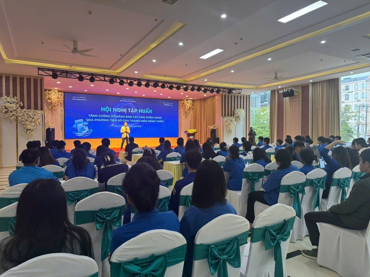 Không khí sôi nổi tại hội nghị tập huấn kỹ năng bán hàng số dành cho thanh niên làm OCOP.