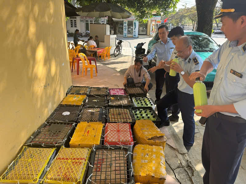 Lực lượng Quản lý thị trường tỉnh Tuyên Quang kiểm tra, thu giữ gần 500 chai rượu màu xanh cốm không rõ nguồn gốc tại một cơ sở kinh doanh ở xã Thanh Thủy. (Ảnh: Quản lý thị trường Tuyên Quang)