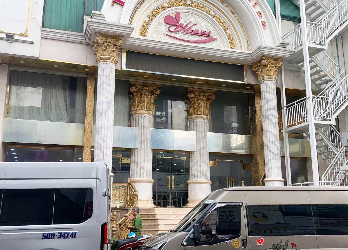 Xe biển xanh chở cảnh sát đến Thẩm mỹ viện Mailisa trên đường Huỳnh Văn Bánh, TP.HCM