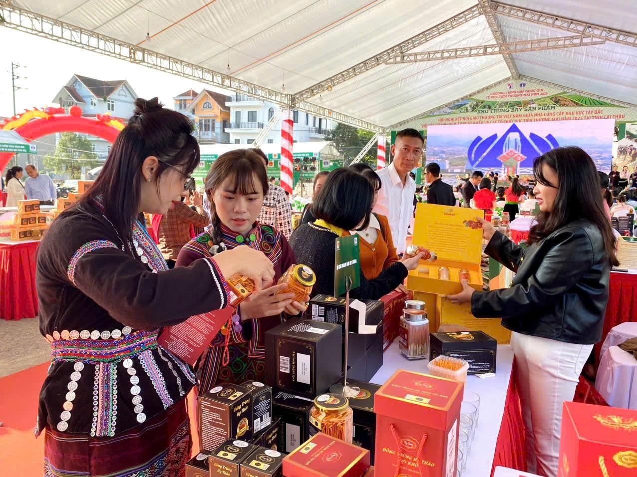 Sôi động Ngày hội sản phẩm miền núi phía Bắc năm 2025 tại Lai Châu