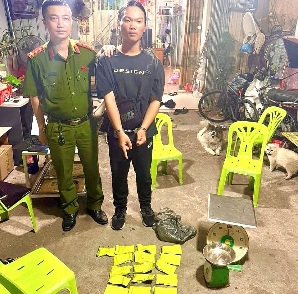 Khởi tố vụ vận chuyển trái phép 20kg bạc giấu dưới đế giày