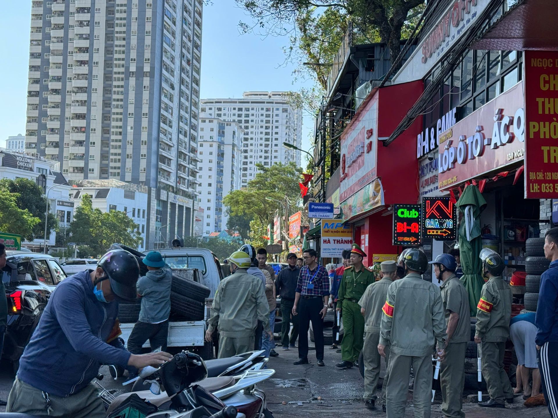 Lực lượng chức năng đưa phương tiện chuyên dụng vào tổ chức giải tỏa tại khu vực bị lấn chiếm vỉa hè tại điểm chợ ngã ba Nguyễn Văn Giáp giao Hàm Nghi, phường Từ Liêm.