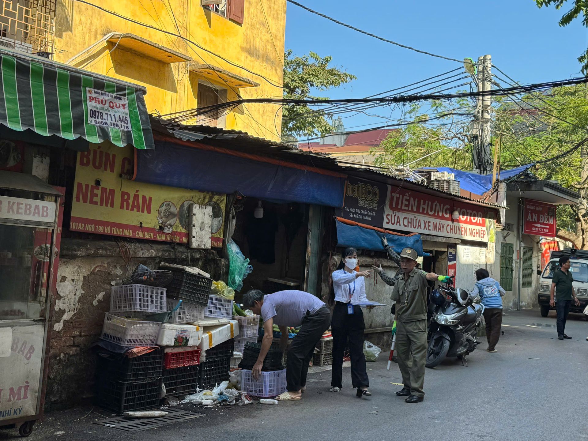 Lực lượng chức năng yêu cầu các hộ kinh doanh ký cam kết chấm dứt hoạt việc lấn chiếm lòng đường tại khu vực ngõ nhỏ.