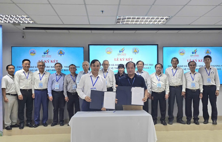 Ký kết chuyển giao và hợp tác sản xuất, thương mại thuốc bảo vệ sinh học Bio - VAAS.01 giữa Viện Khoa học Nông nghiệp Việt Nam và Công ty Châu Á Thái Bình Dương - Ảnh: VGP/LS