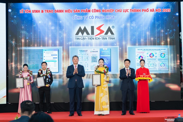 Lãnh đạo thành phố Hà Nội trao chứng nhận TOP 10 sản phẩm công nghiệp chủ lực năm 2025. Ảnh: VGP/TL