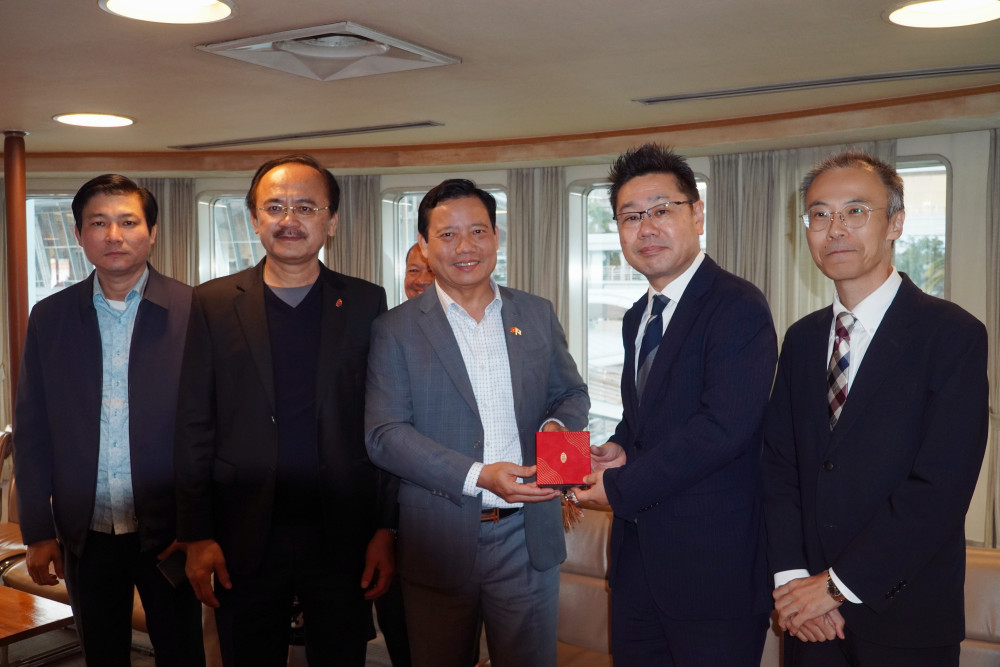 Phó Chủ tịch UBND tỉnh Phạm Tấn Hòa (thứ 3 từ trái qua) đánh giá cao tinh thần hợp tác thiện chí giữa Cảng Kobe và Cảng quốc tế Long An.