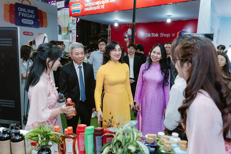 Lãnh đạo Bộ Công Thương tham quan các gian hàng tại Online Friday 2025- Ảnh: VGP/Vũ Phong