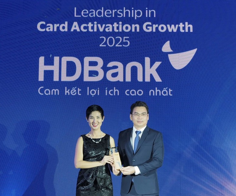 Đại diện HDBank nhận giải thưởng quan trọng của Visa.