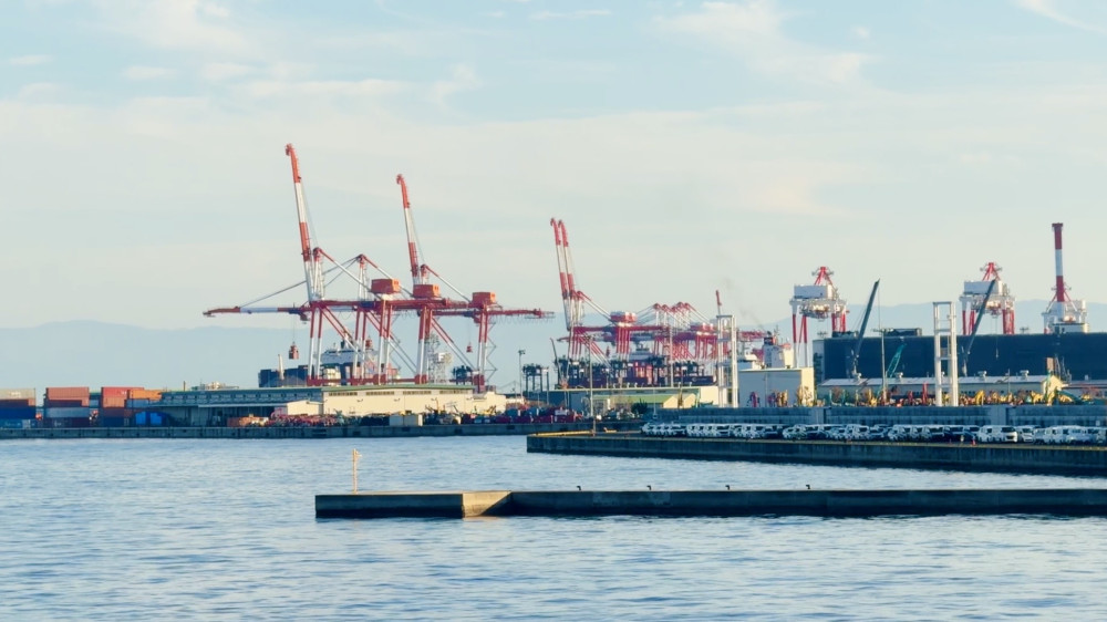 Cảng Kobe là cảng tiên phong với các công trình đảo nhân tạo port island, bến container nước sâu và kết nối sân bay Kobe.