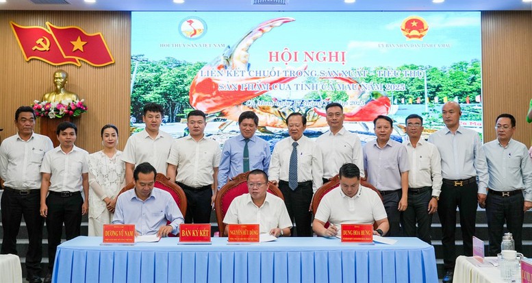 Sở Công Thương tỉnh Cà Mau, Hội Thủy sản Việt Nam, Hiệp hội Doanh nghiệp vừa và nhỏ Phòng Thành Cảng (Trung Quốc) ký kết bản ghi nhớ 03 bên - Ảnh: VGP/ Bích Ngọc