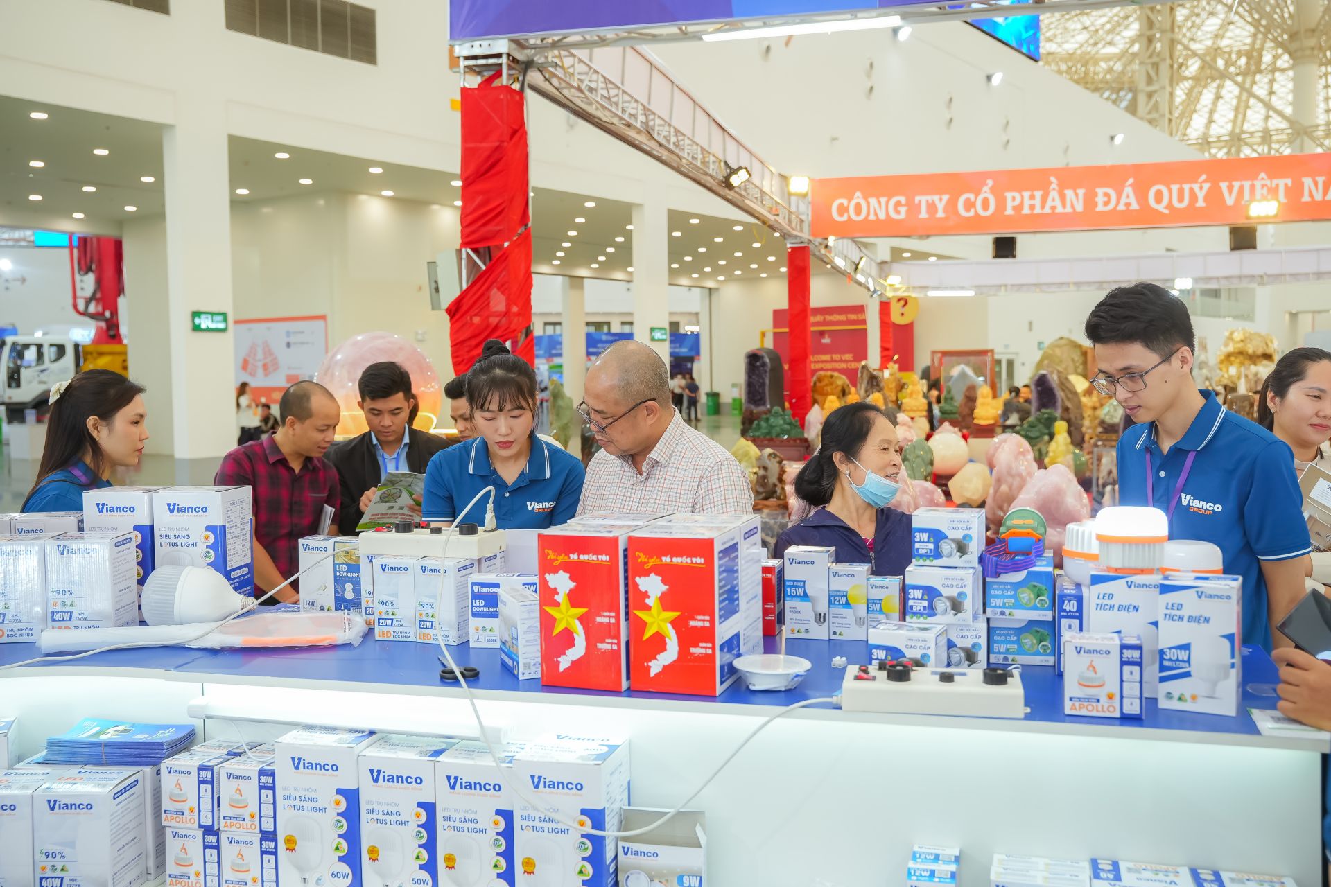 Khách hàng tham quan và trải nghiệm sản phẩm đèn LED tại gian hàng của Vianco Group