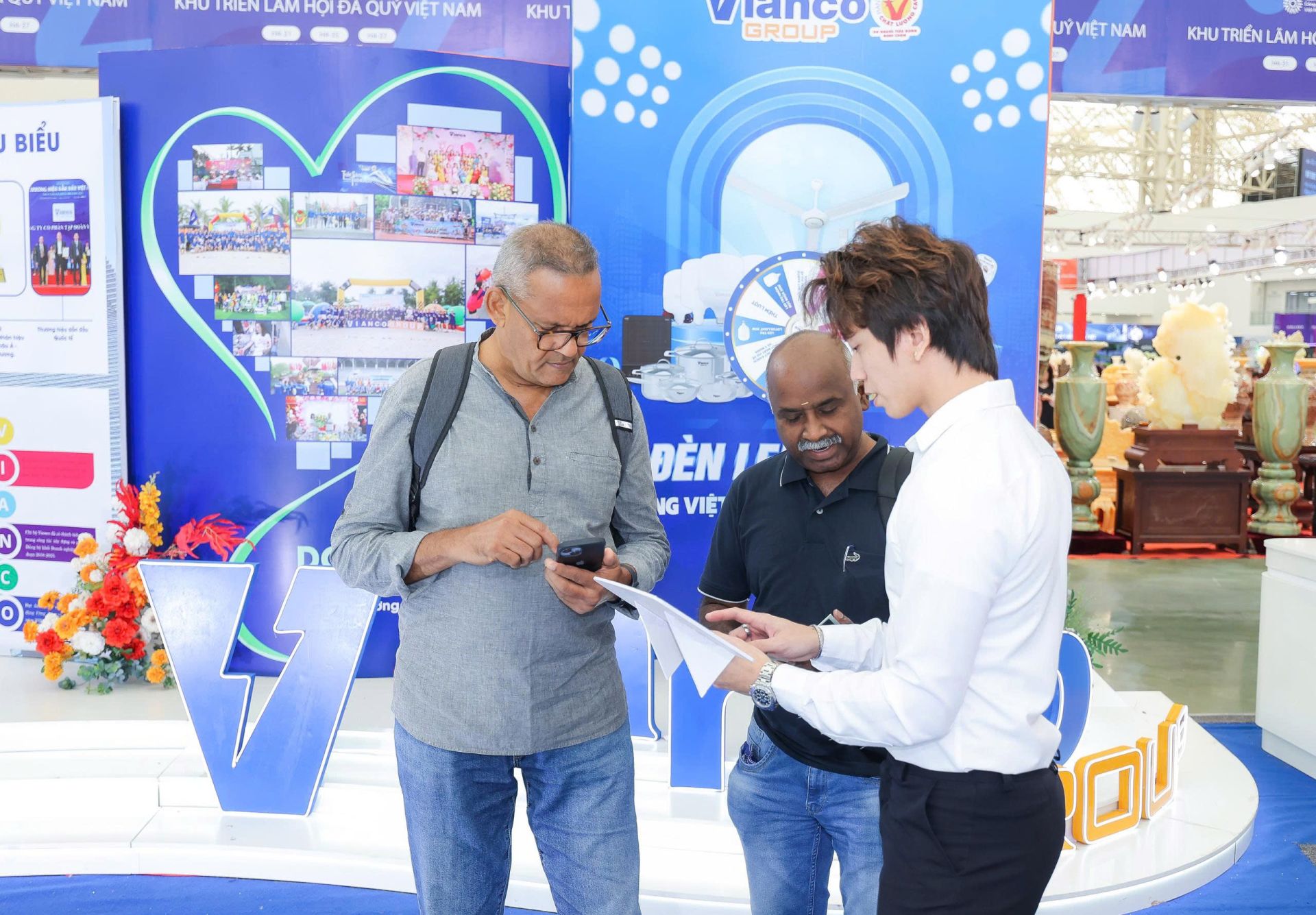 Đại diện doanh nghiệp đón tiếp và trao đổi với đối tác nước ngoài tại gian hàng.