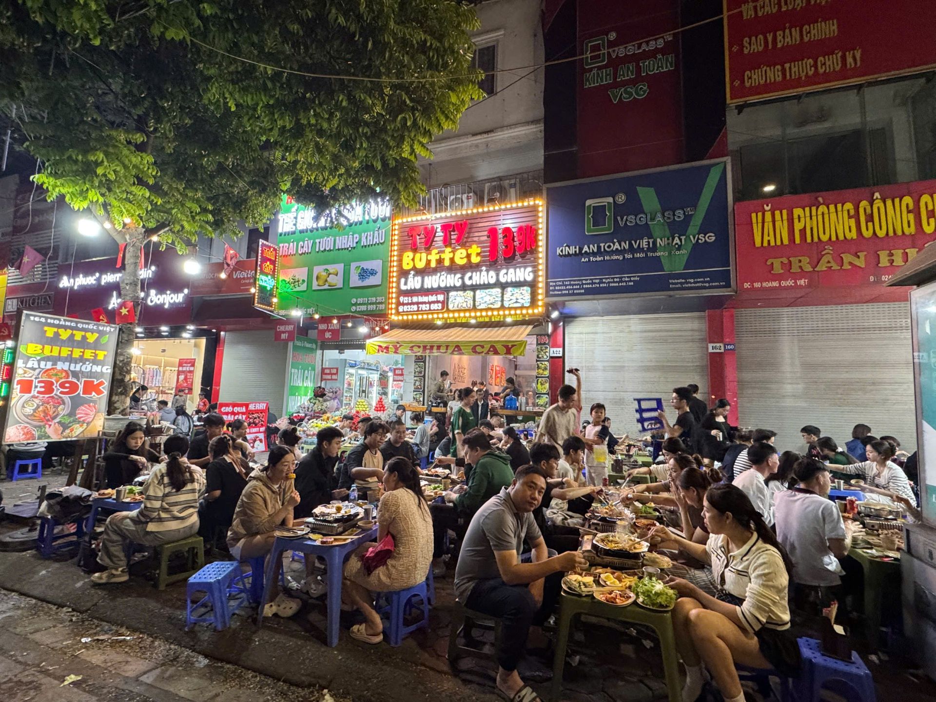 Hà Nội: Hàng quán lấn chiếm vỉa hè trên đường Hoàng Quốc Việt gây mất trật tự đô thị