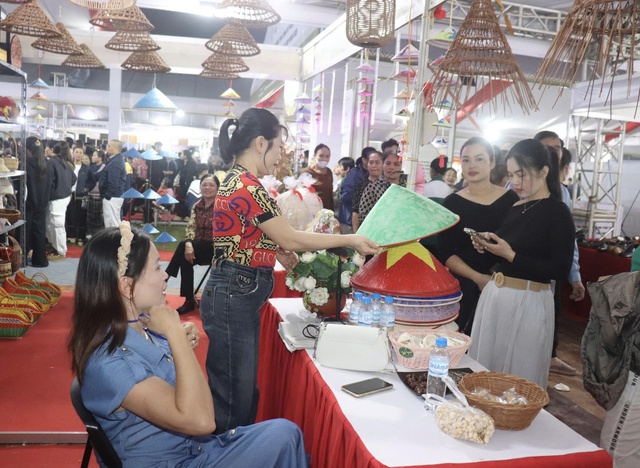 Người dân tham quan, mua sắm tại triển lãm do Trung tâm Khuyến công và Xúc tiến thương mại Hà Nội tổ chức. Ảnh: VGP/TL