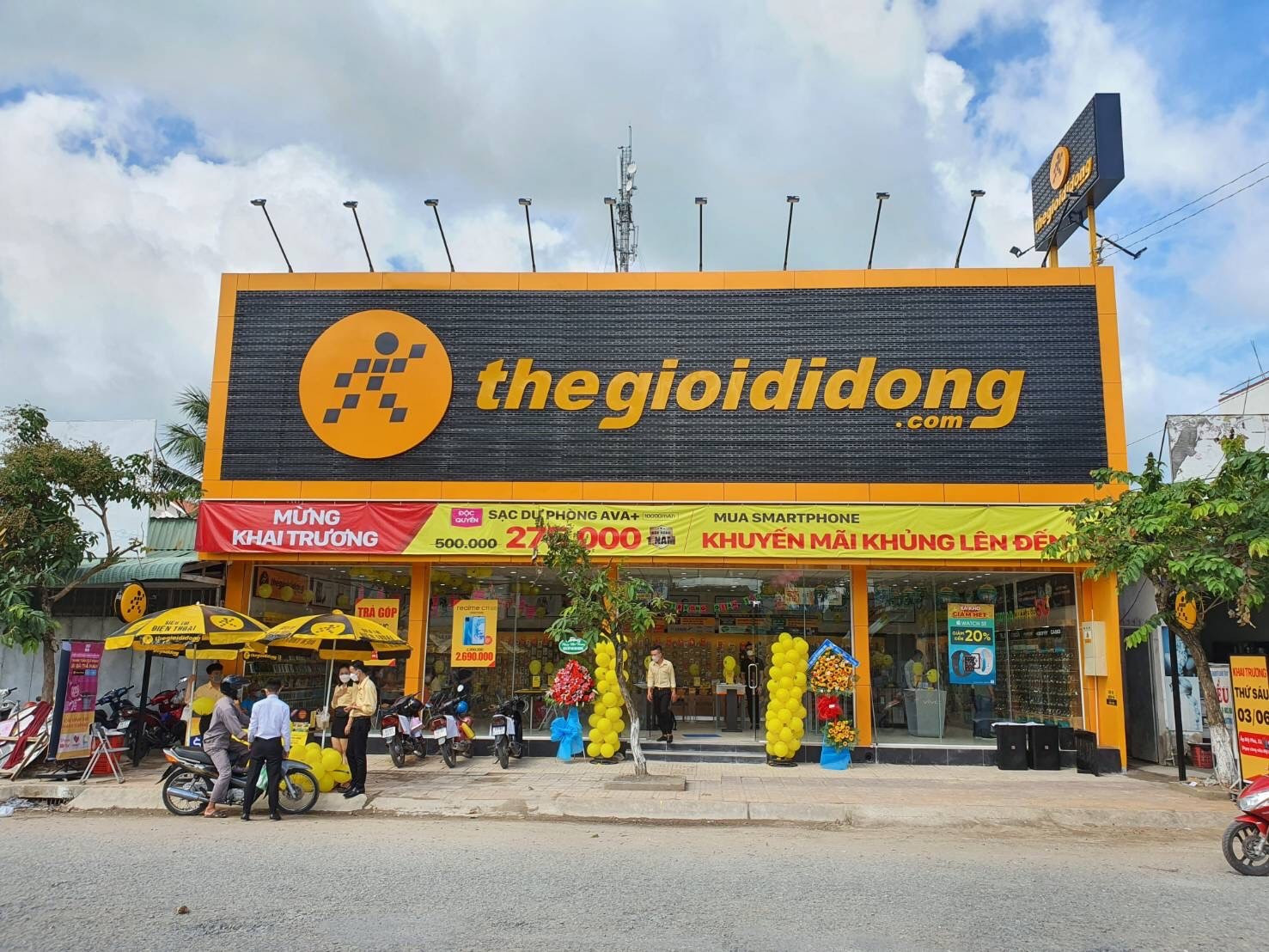 Thế giới Di động bán 2 công ty con