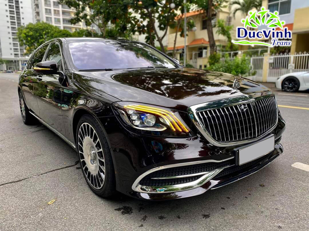 Xe sang Maybach S600 nát bét sau cú tông vào xe khách đỗ ven đường