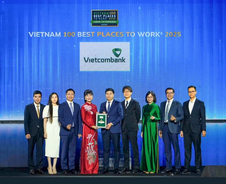 Ông Hồng Quang - Thành viên HĐQT kiêm Giám đốc Khối Nhân sự Vietcombank và các đại biểu Vietcombank nhận chứng nhận “Nơi làm việc tốt nhất Việt Nam năm 2025” từ Công ty Anphabe và đại diện BTC