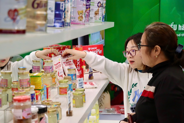 Tại các khu trưng bày, cán bộ quản lý thị trường trực tiếp hướng dẫn người dân cách nhận biết hàng giả thông qua tem, nhãn, mã QR, công nghệ truy xuất nguồn gốc và những dấu hiệu đặc trưng của từng nhóm sản phẩm - Ảnh: DMS