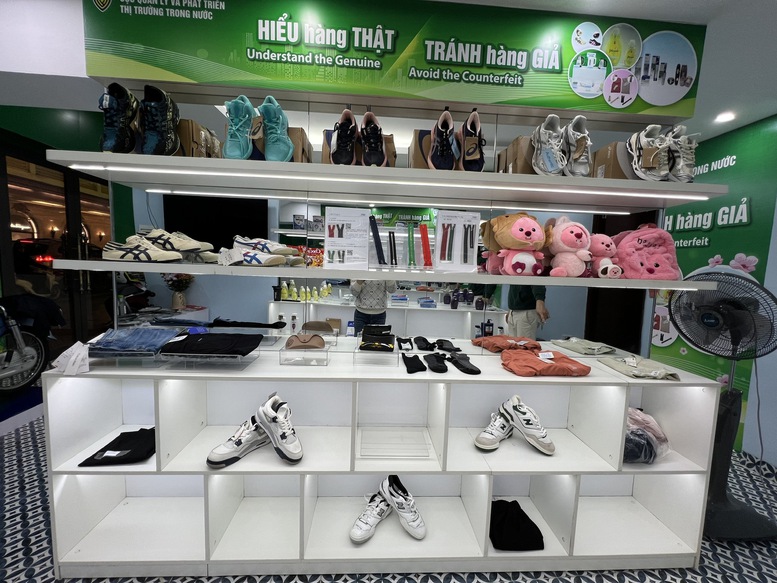 Ban Tổ chức trưng bày trên 500 sản phẩm thật - giả, được lực lượng quản lý thị trường thu thập trong quá trình kiểm tra, xử lý vi phạm cũng như các đại diện chủ thể quyền nhãn hiệu chính hãng phối hợp cung cấp - Ảnh: DMS