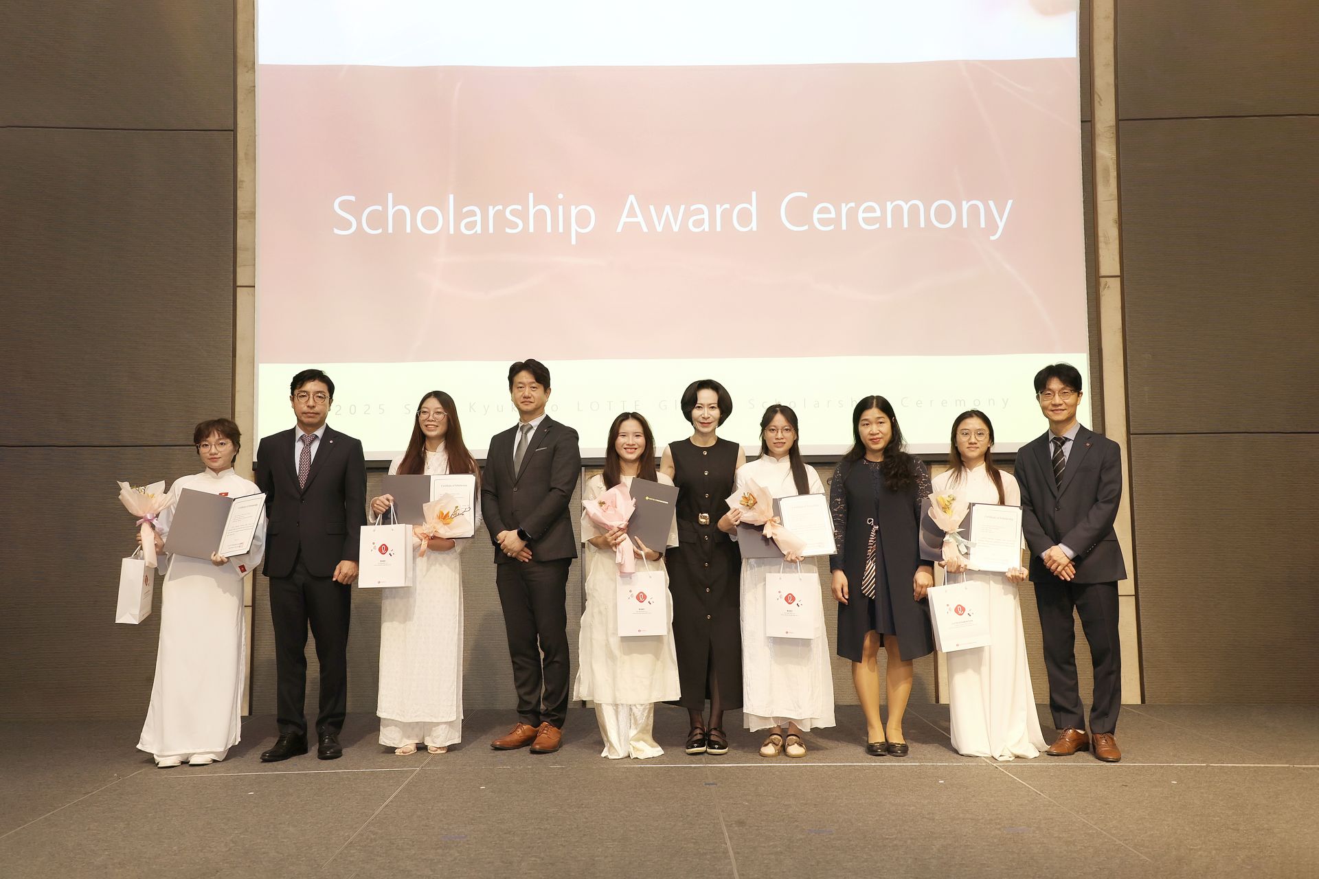 Sinh viên nhận chứng nhận từ đại diện Tập đoàn Lotte.