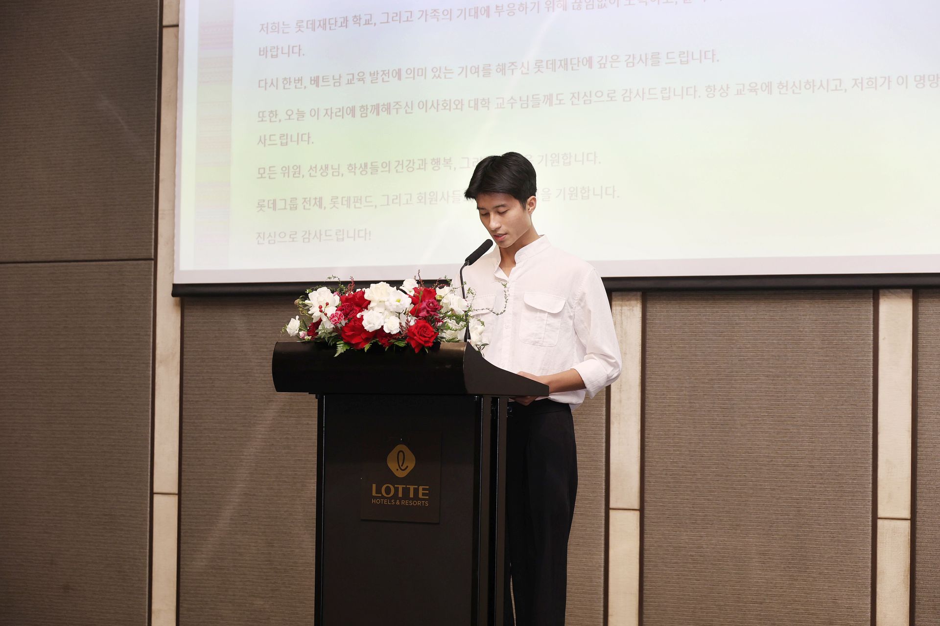 Sinh viên đại diện phát biểu cảm ơn tại buổi lễ.