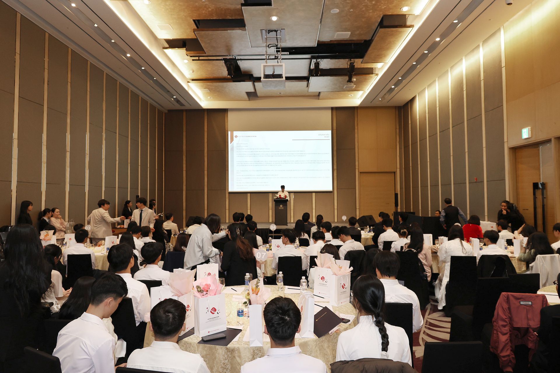 Toàn cảnh lễ trao học bổng Lotte Scholarship Foundation tại Hà Nội.