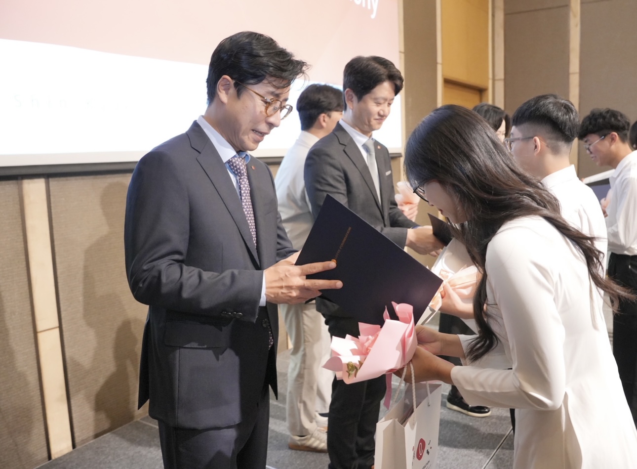 Đại diện Lotte trao chứng nhận cùng quà tặng cho sinh viên tại lễ trao học bổng.