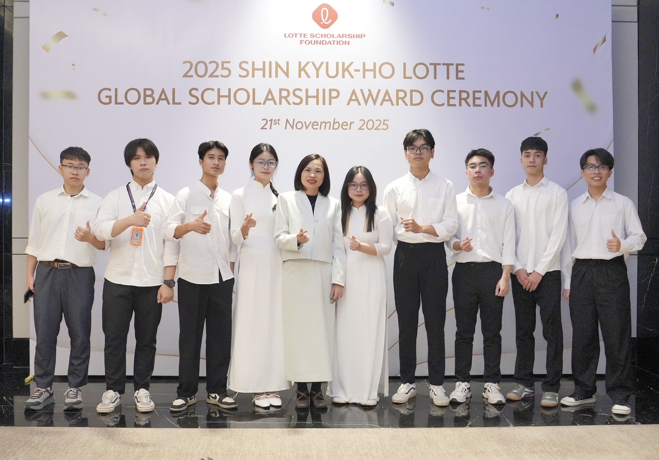 Các sinh viên chụp ảnh lưu niệm tại khu vực sự kiện 2025 Shin Kyuk Ho Lotte Global Scholarship Award Ceremony.
