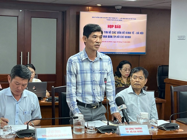 Ông Ngô Hồng Y, Phó Trưởng Phòng Quản lý thương mại, Sở Công Thương TPHCM, thông tin tại buổi họp báo. Ảnh: VGP/HT