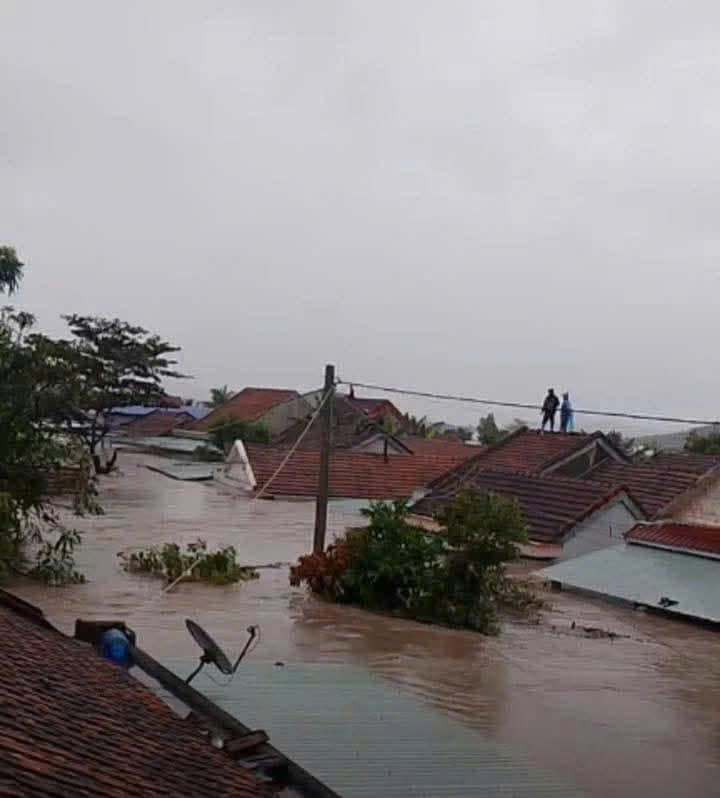 Tứ bề là nước, nước dâng cao nhập lút hết mái nhà. (Ảnh: MXH)