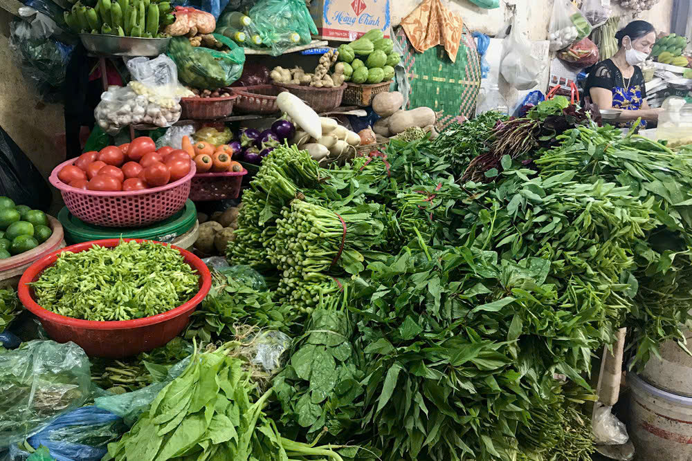 Giá rau xanh Hà Nội “phi mã”, gánh nặng tiêu dùng đè nặng lên người dân Thủ đô