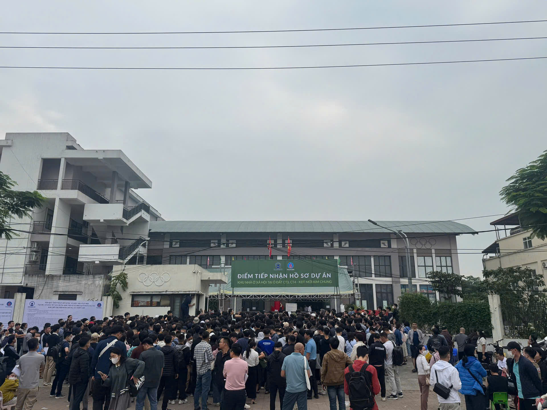 Vì sao người dân phải xếp hàng dài nộp hồ sơ mua nhà ở xã hội tại CT3 Kim Chung