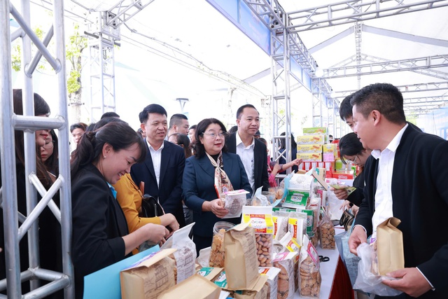 Các đồng chí lãnh đạo tham quan các gian hàng. Ảnh: VGP/Thiện Tâm