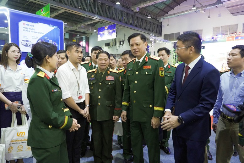 Thượng tướng Nguyễn Trường Thắng tham quan gian hàng của Viettel tại hội chợ - Ảnh: VGP