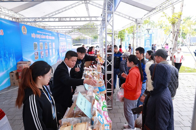 Công nhân lao động và nhân dân mua sắm tại Hội chợ. Ảnh: VGP/Thiện Tâm