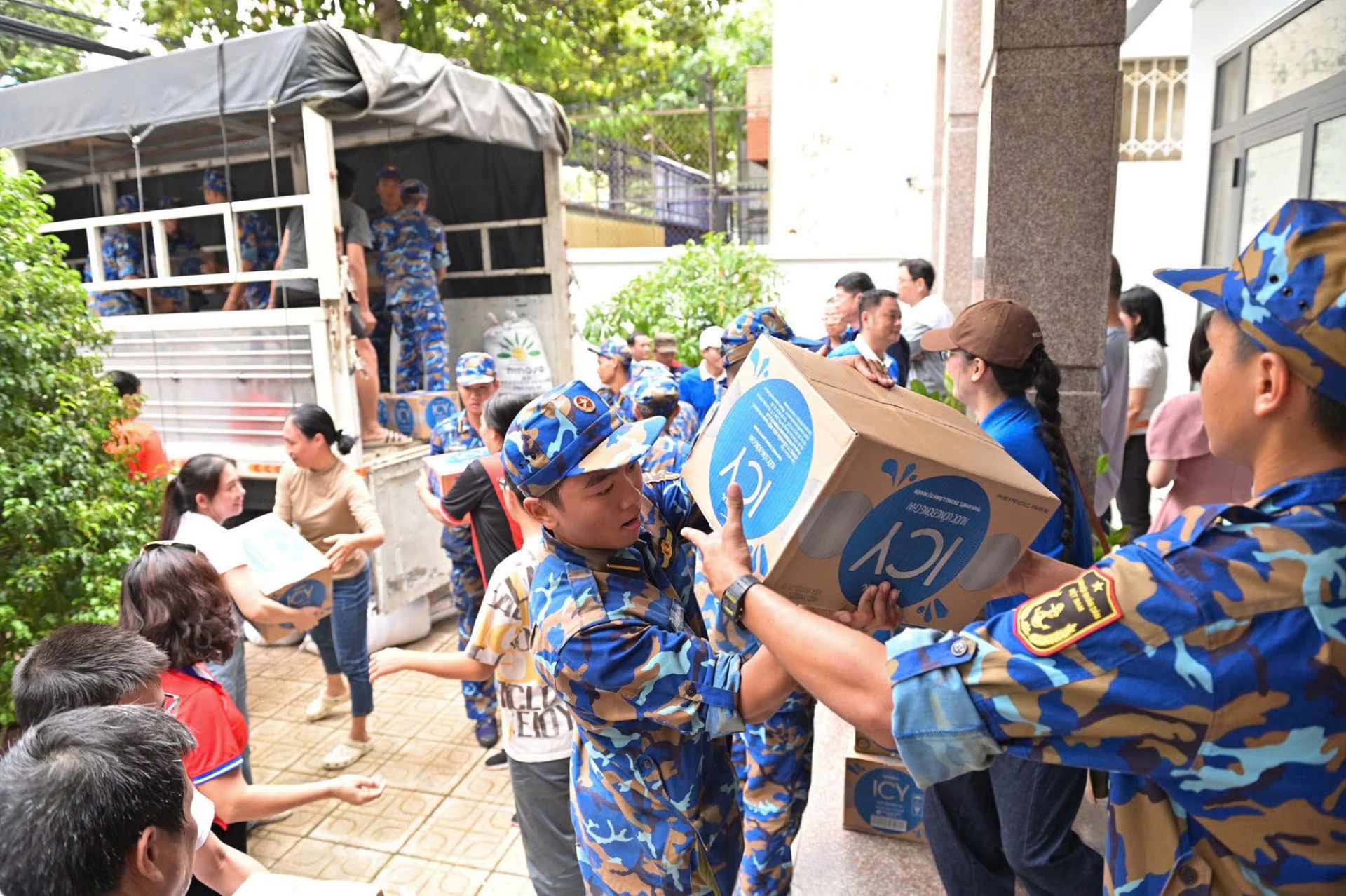 Cán bộ nhân viên công ty Vinamilk phối hợp cùng các chiến sĩ Trung tâm Huấn luyện Vùng 4 hải quân, Uỷ ban MTTQ tại tỉnh Khánh Hòa đưa sản phẩm Vinamilk gồm sữa và nước uống tinh khiết đóng chai Icy đến bà con vùng lũ.