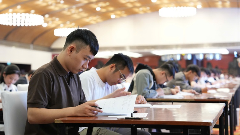 Các ứng viên tập trung làm bài thi