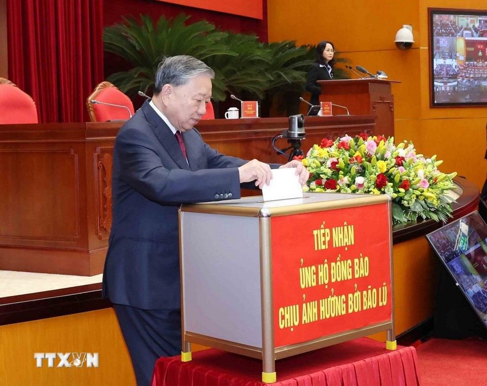 Tổng Bí thư Tô Lâm và các đại biểu quyên góp ủng hộ đồng bào khắc phục hậu quả bão lũ