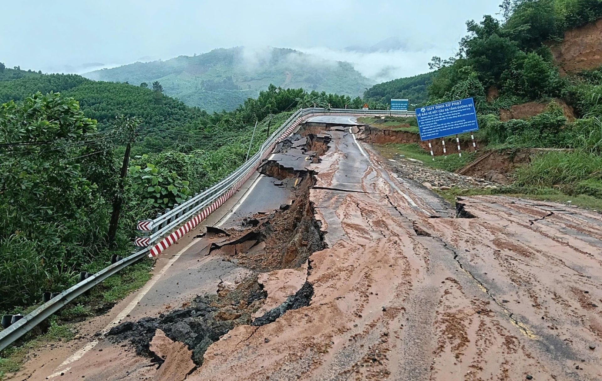 Quốc lộ bị chia cắt, sạt lở khắp nơi, khó khăn trong cứu trợ