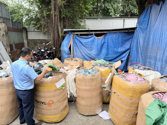 Phát hiện kho hàng chứa hơn 5.000 mũ bảo hiểm không rõ nguồn gốc