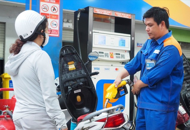 Một người dân tại TPHCM sử dụng xăng E10