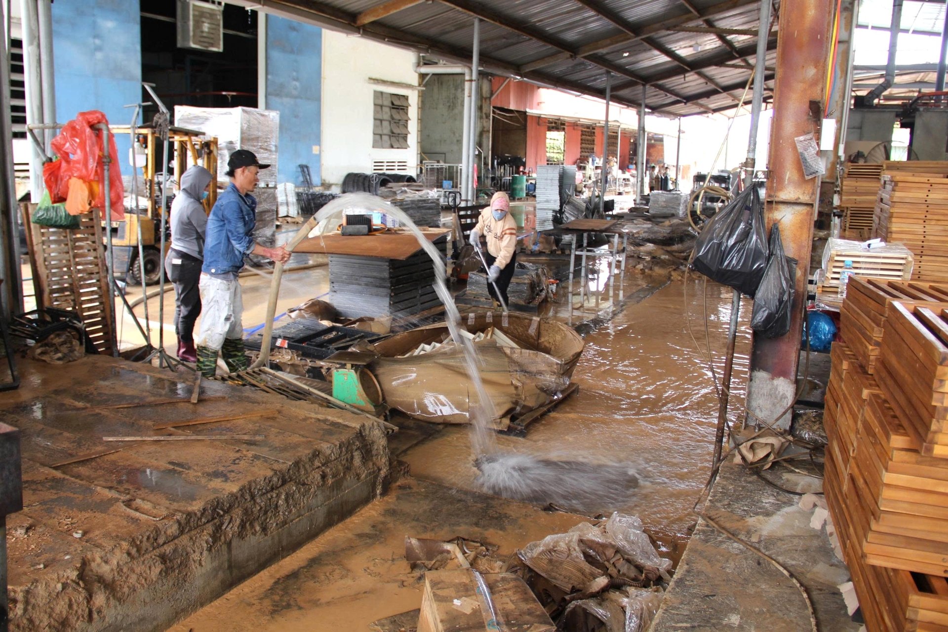Doanh nghiệp kiệt quệ sau mưa lũ lịch sử, thiệt hại chưa từng có