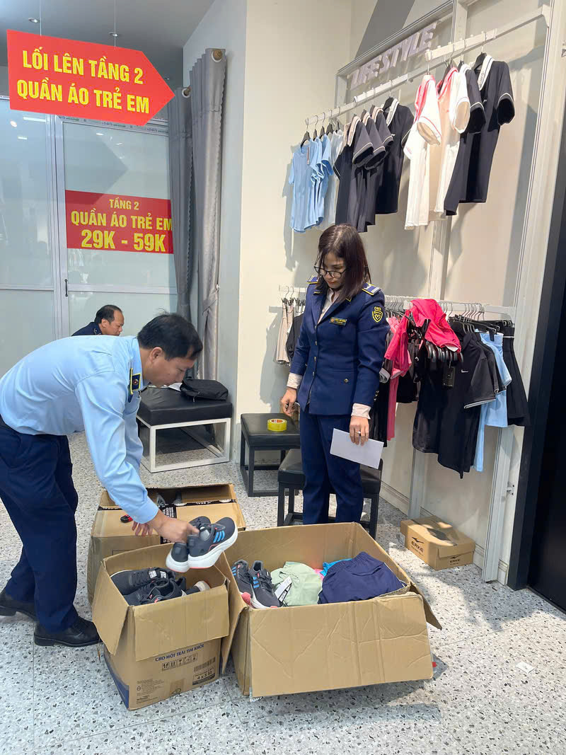 Lực lượng Quản lý thị trường Phú Thọ kiểm tra cửa hàng thời trang và phát hiện cơ sở kinh hàng hóa giả mạo thương Adidas và NIKE. (Ảnh: Quản lý thị trường Phú Thọ)
