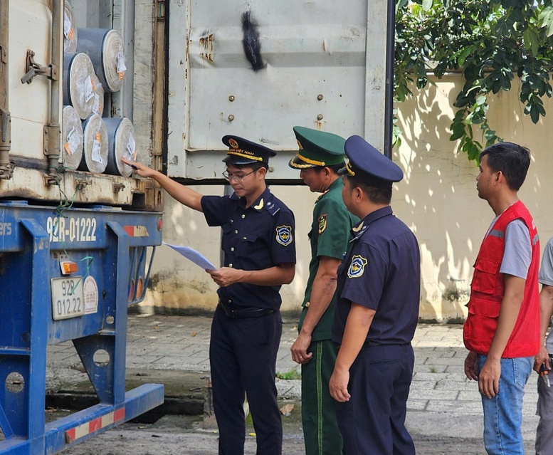 Công chức Hải quan cửa khẩu quốc tế Mộc Bài phối hợp với lực lượng biên phòng kiểm tra hàng hóa xuất khẩu sang Campuchia.