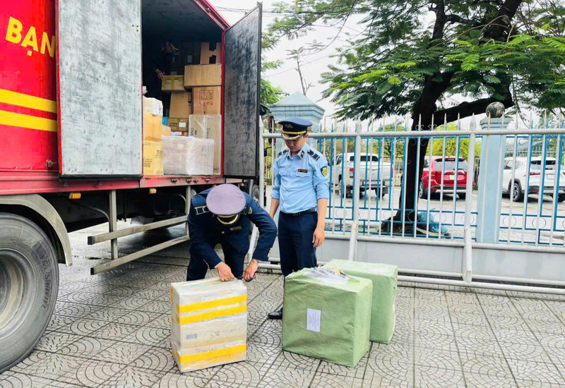 Tạm giữ nhiều mỹ phẩm, camera không nguồn gốc