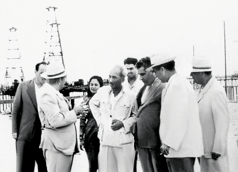 Chủ tịch Hồ Chí Minh thăm khu dầu khí Baku, năm 1959